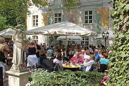 Hier lässt sich&rsquo;s aushalten &ndash; im Wirtsgarten vor dem denkmalgeschützten Asam-Schlössl, das einstmals Künstlersitz von Cosmas Damian Asam war.