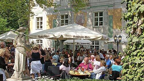 Hier lässt sich’s aushalten – im Wirtsgarten vor dem denkmalgeschützten Asam-Schlössl, das einstmals Künstlersitz von Cosmas Damian Asam war. Hier lässt sich’s aushalten – im Wirtsgarten vor dem denkmalgeschützten Asam-Schlössl, das einstmals Künstlersitz von Cosmas Damian Asam war.