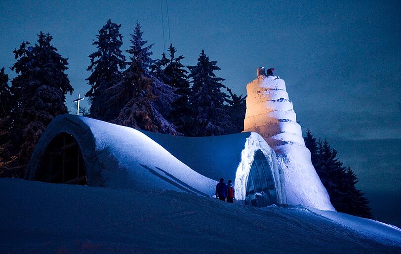 Im Bayrischen Wald kann nach dem Schneefall endlich  der Bau der begehbaren Schneekirche weitergehen.