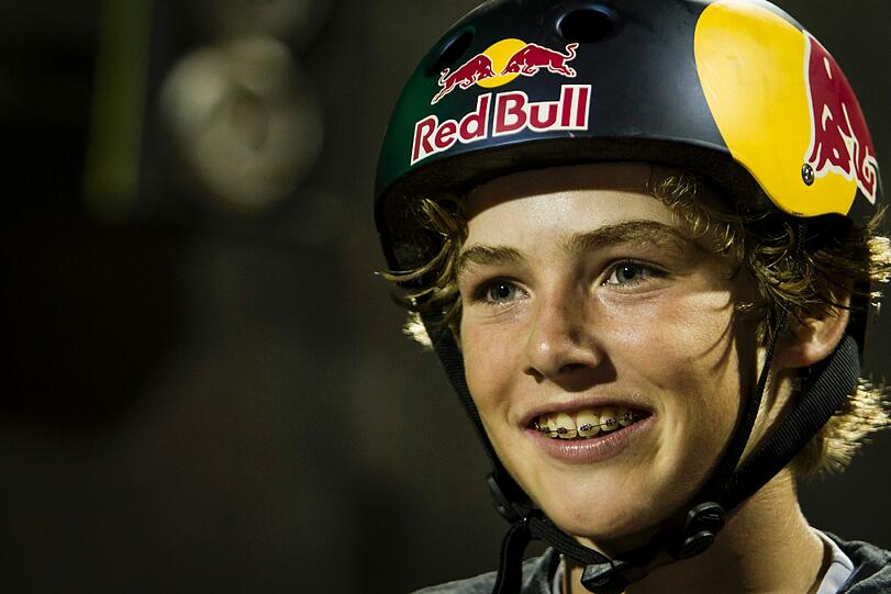 DER STAR: Tom Schaar ist zwar erst 13 Jahre alt, sieht aber aus wie elf. Dennoch fährt der Junior der Konkurrenz in der Halfpipe ordentlich um die Ohren. Der Überflieger aus Malibu schaffte als jüngster Fahrer weltweit einen so genannten &bdquo;900&ldquo;, eine zweieinhalbfache Drehung um die Körperlängsachse. Wenig später stand er als erster Skateboarder überhaupt einen &bdquo;1080&ldquo;.