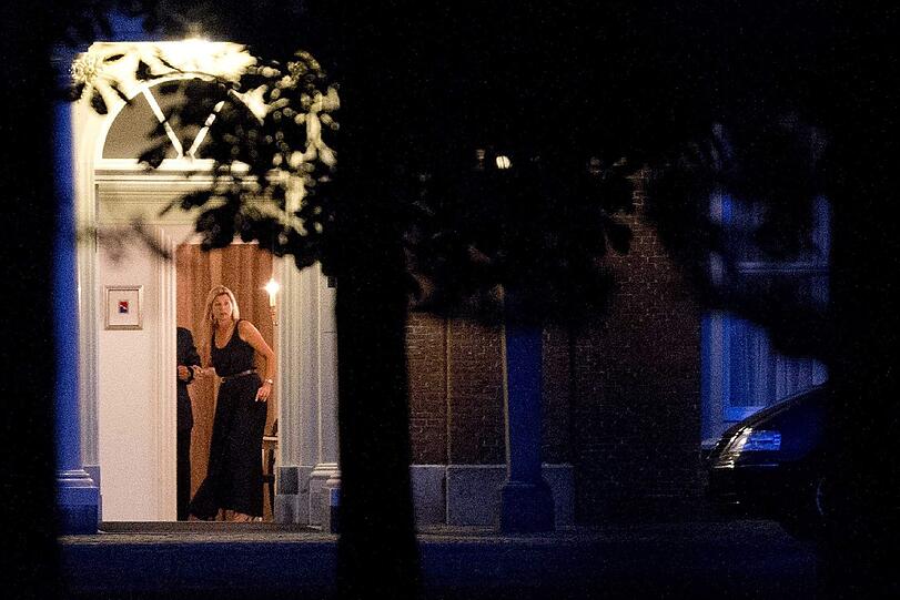 Maxima steht in der Tür des Palastes "Huis ten Bosch".