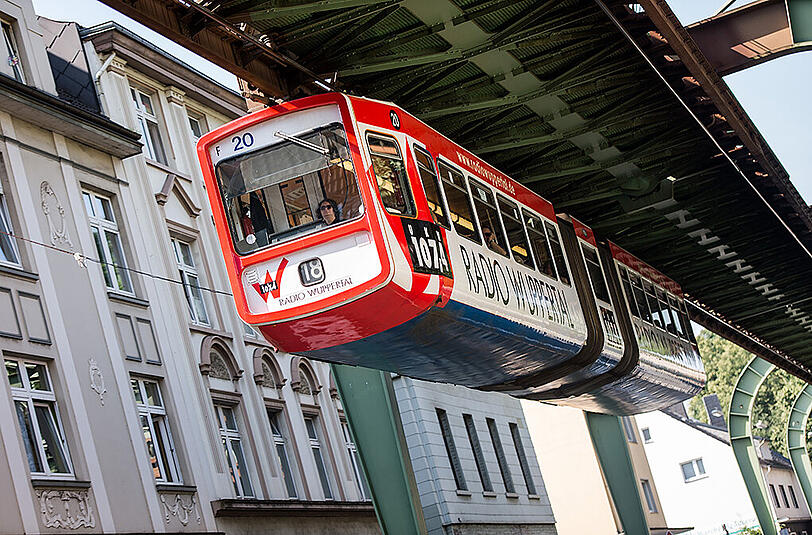Seit mehr als 100 Jahren fährt die Schwebebahn zuverlässig durch Wuppertal. 2016 wird eine neue Fahrzeugflotte in Betrieb genommen.