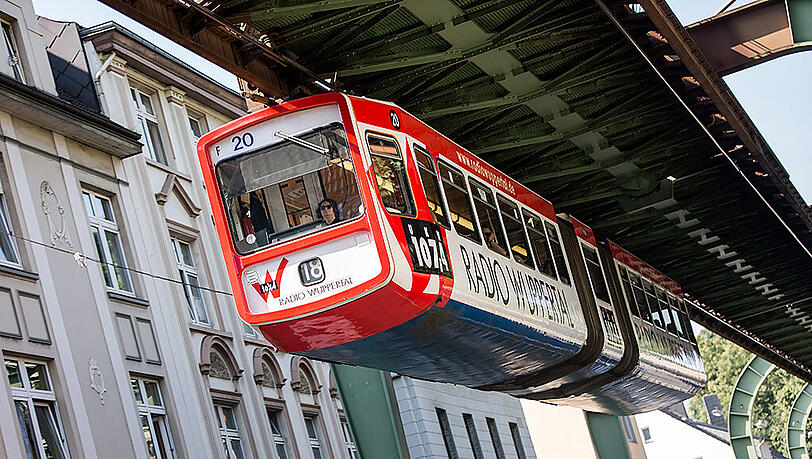 Seit mehr als 100 Jahren fährt die Schwebebahn zuverlässig durch Wuppertal. 2016 wird eine neue Fahrzeugflotte in Betrieb genommen. Seit mehr als 100 Jahren fährt die Schwebebahn zuverlässig durch Wuppertal. 2016 wird eine neue Fahrzeugflotte in Betrieb genommen.