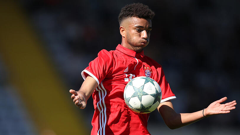 Der US-Verband lud Timothys Tillman im Oktober 2015 zu einem Lehrgang ein - der heute 18-Jährige lehnte ab und läuft für den DFB auf. Der US-Verband lud Timothys Tillman im Oktober 2015 zu einem Lehrgang ein - der heute 18-Jährige lehnte ab und läuft für den DFB auf.