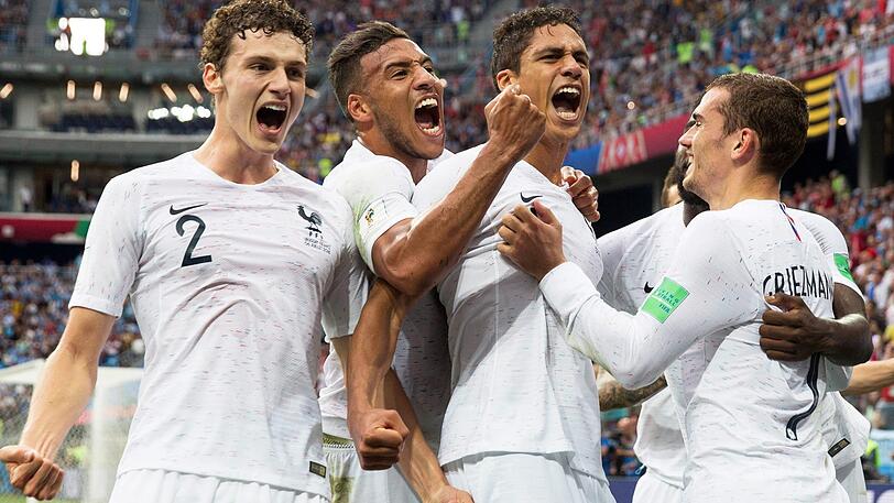 Gemeinsam für Frankreich: Benjamin Pavard (li.) und Corentin Tolisso (2. v. li.).