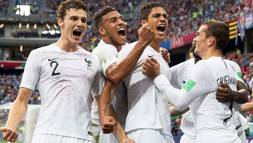 Gemeinsam für Frankreich: Benjamin Pavard (li.) und Corentin Tolisso (2. v. li.). Gemeinsam für Frankreich: Benjamin Pavard (li.) und Corentin Tolisso (2. v. li.).