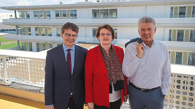 Schulleiter Thomas Schranner (links), Christine Strobl und Dieter Reiter.