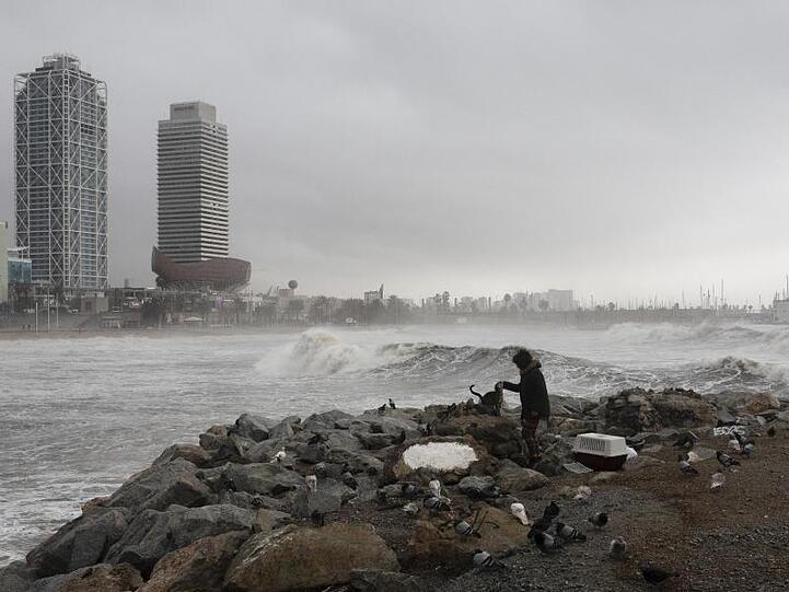 Sturmtief "Gloria" spült große Wellen an den Strand von Barcelona. Die Unwetter und eisigen Temperaturen bereits neun Menschen in Spanien das Leben gekostet.