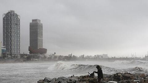 Sturmtief "Gloria" spült große Wellen an den Strand von Barcelona. Die Unwetter und eisigen Temperaturen bereits neun Menschen in Spanien das Leben gekostet.