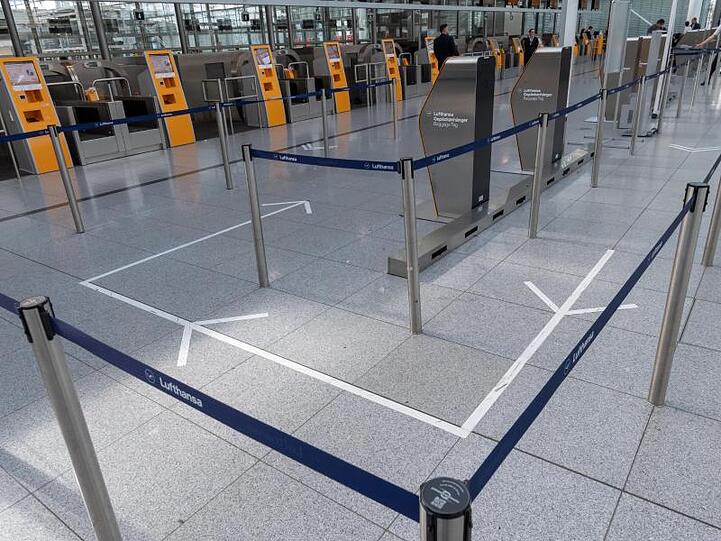 Zu Corona-Zeiten nichts los: Der Eingang zur Gepäckkontrolle am Flughafen München.