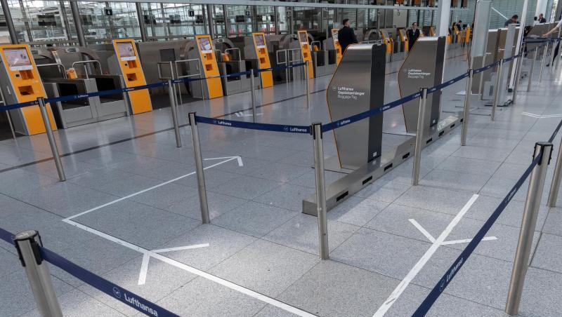 Zu Corona-Zeiten nichts los: Der Eingang zur Gepäckkontrolle am Flughafen München. Zu Corona-Zeiten nichts los: Der Eingang zur Gepäckkontrolle am Flughafen München.