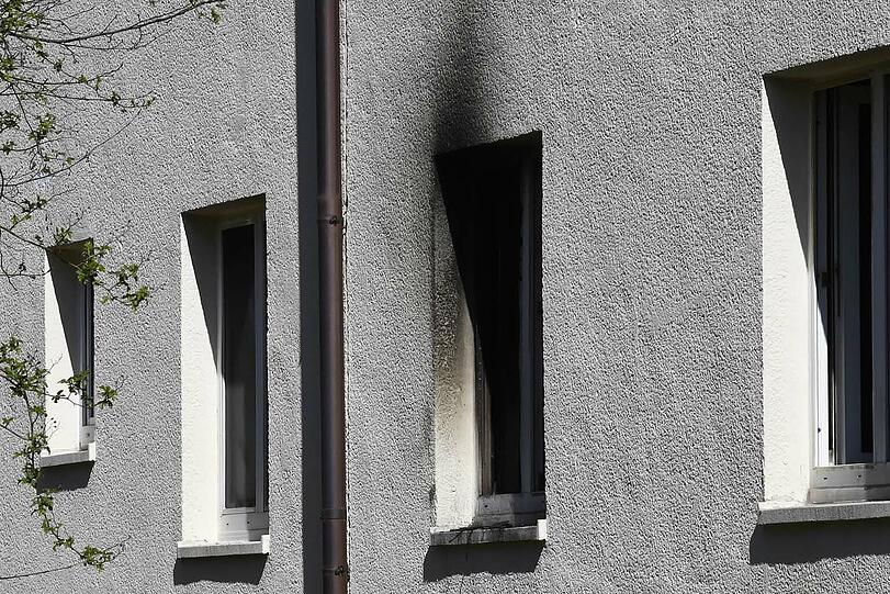 Der Brand war im Erdgeschoss des Mehrfamilienhauses ausgebrochen und zerstörte die Wohnungseinrichtung zum großen Teil.