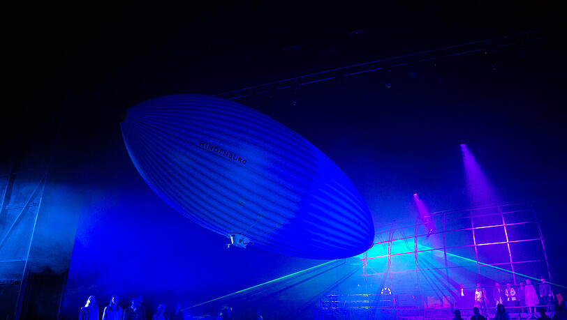 "Zeppelin - Das Musical" setzt gekonnt geschichtliche Ereignisse rund um das Luftschiff Hindenburg und Graf Zeppelin in Szene – und bietet dabei beste Unterhaltung. "Zeppelin - Das Musical" setzt gekonnt geschichtliche Ereignisse rund um das Luftschiff Hindenburg und Graf Zeppelin in Szene – und bietet dabei beste Unterhaltung.