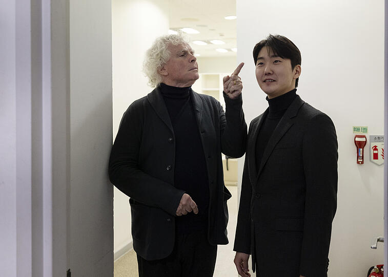 Simon Rattle mit dem Pianisten Seong-Jin Cho.