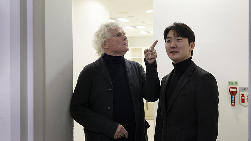 Simon Rattle mit dem Pianisten Seong-Jin Cho.