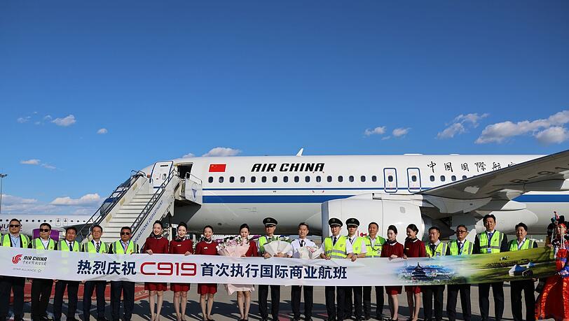 Das Passagierflugzeug vom Typ C919 nach dem ersten internationalen Flug von Peking nach Ulan Bator. Der Hersteller Comac will Airbus und Boeing Konkurrenz machen. Das Passagierflugzeug vom Typ C919 nach dem ersten internationalen Flug von Peking nach Ulan Bator. Der Hersteller Comac will Airbus und Boeing Konkurrenz machen.