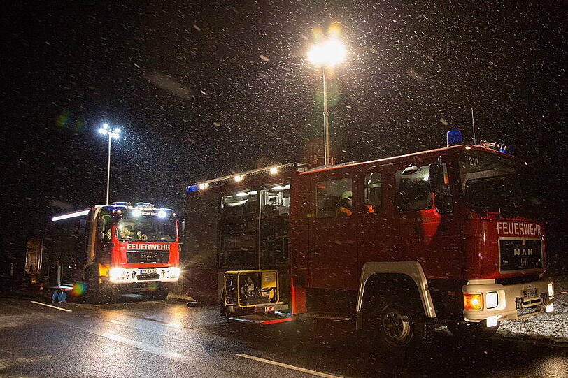 Ein mit Schnittholz beladener Lkw aus Slowenien ist am Montagabend gegen 18.30 Uhr von der Fahrbahn abgekommen und in ein Feld gekippt. Der Fahrer wurde leicht verletzt. Die Bilder