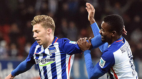 Am 10. Bundesliga-Spieltag erzielte Mitchell Weiser (links - Salomon Kalou) beim 1:0 in Ingolstadt sein erstes Saisontor für Hertha BSC.