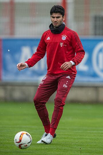 Serdar Tasci war am Mittwoch das erste Mal im Mannschaftstraining des FC Bayern.