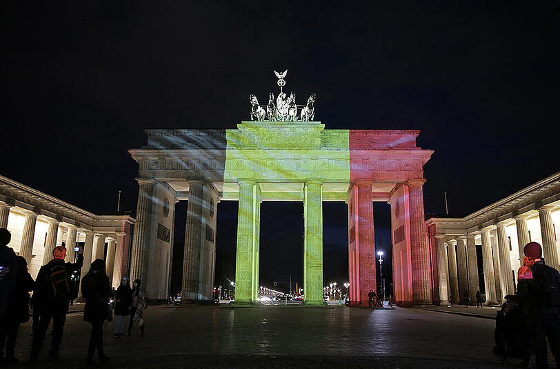 Das Brandenburger Tor in Berlin wird in den Farben der belgischen Trikolore angestrahlt. Nach den Terroranschlägen in der belgischen Haupstadt Brüssel wird an vielen Orten der Opfer gedacht.