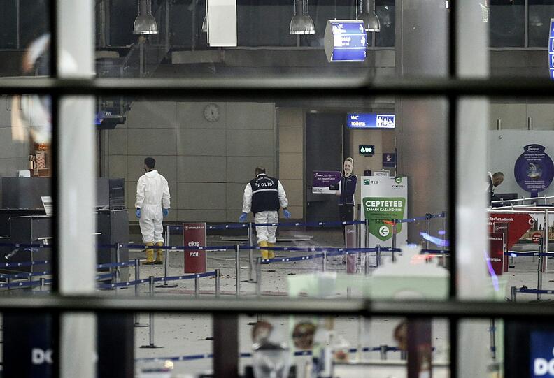Bei dem Terroranschlag am Flughafen Atatürk in Istanbul haben sich zwei der Angreifer vor dem Ankunftsbereich des Internationalen Terminals in die Luft gesprengt, ein weiterer auf dem angrenzenden Parkplatz.