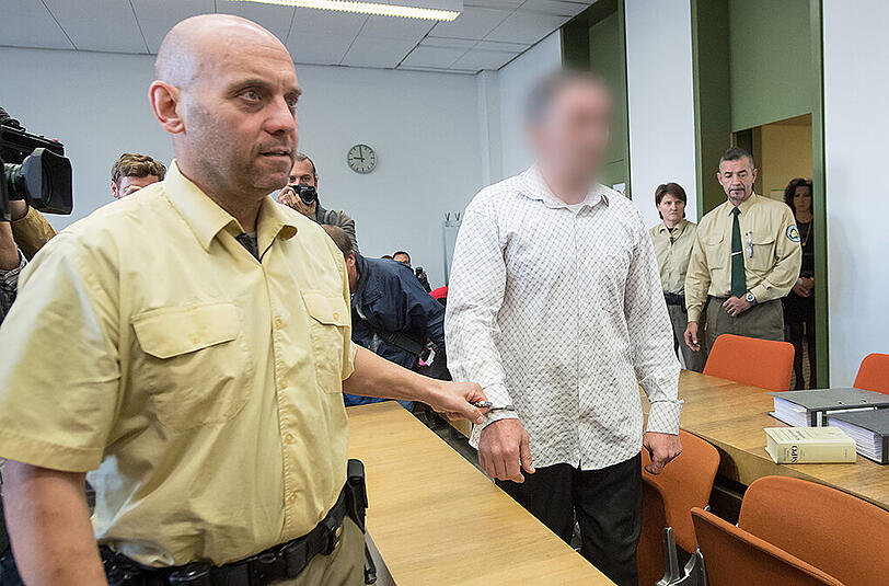 Der mutmaßliche Waffenkurier vor dem Landgericht München.