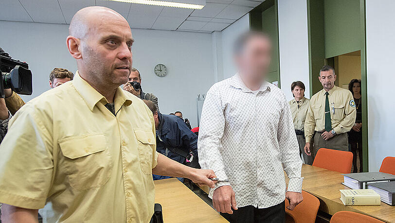 Der mutmaßliche Waffenkurier vor dem Landgericht München. Der mutmaßliche Waffenkurier vor dem Landgericht München.
