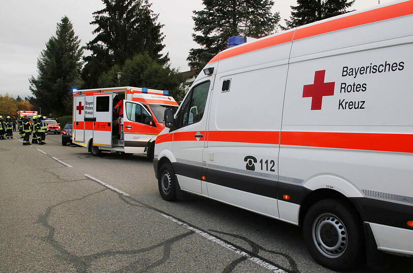 Der Anhänger ist zerstört, alle drei Unfallbeteiligten kamen ins Krankenhaus.