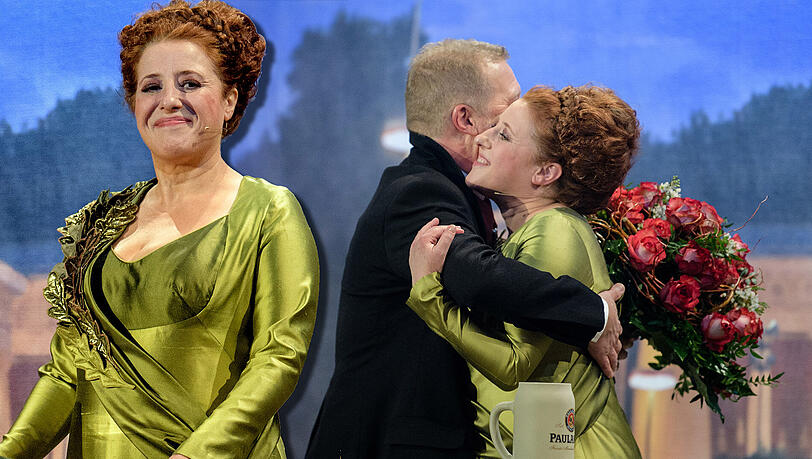 Ein emotionaler Abschied: Paulaner-Geschäftsführer Andreas Steinfatt verabschiedet sich mit Blumen von Luise Kinseher. Ein emotionaler Abschied: Paulaner-Geschäftsführer Andreas Steinfatt verabschiedet sich mit Blumen von Luise Kinseher.