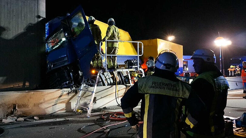 Ein Lkw ist auf der A9 gegen einen Brückenpfeiler gekracht, der Fahrer wurde schwer verletzt.