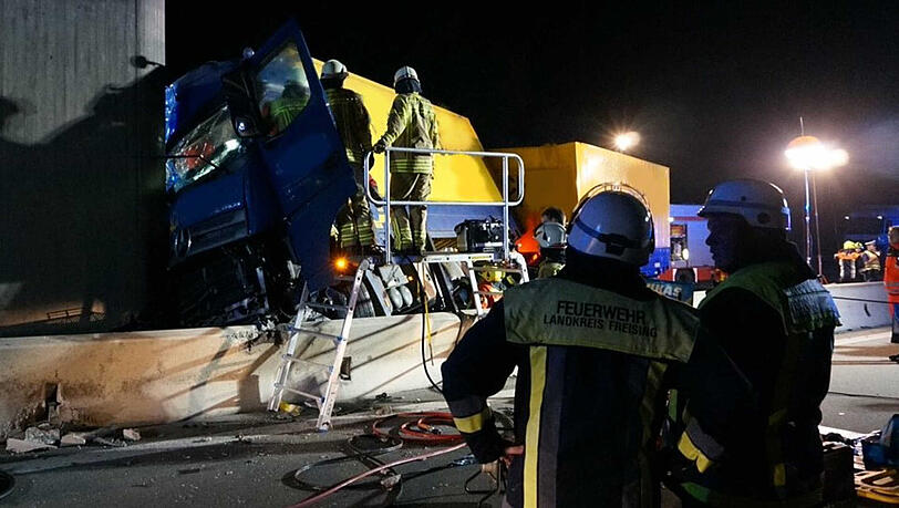 Ein Lkw ist auf der A9 gegen einen Brückenpfeiler gekracht, der Fahrer wurde schwer verletzt.