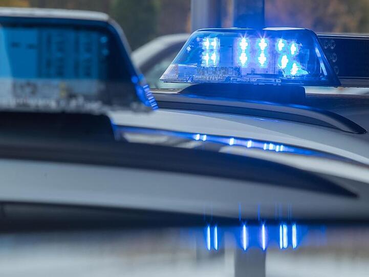 Ein leuchtendes Blaulicht auf dem Dach eines Streifenwagens der Polizei. Foto: Jens Büttner/Archiv