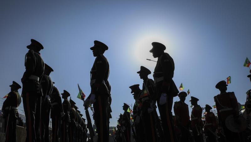 Eine Äthiopische Militärparade steht auf dem Meskel-Platz in Addis Abeba während einer von der Regierung organisierten Demonstration gegen die Volksbefreiungsfront von Tigray (TPLF).