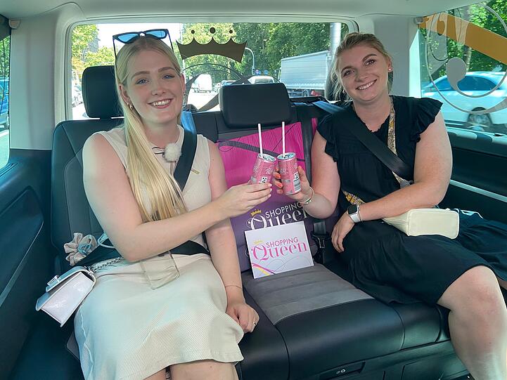 Freundin Franzi (re.) begleitet Lara Keller (li.) zum Shopping.