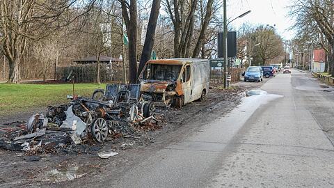 Das Wrack im Vordergrund war einmal ein Range Rover, mittlerweile wurde es entsorgt. Das andere Fahrzeug steht aber noch an Ort und Stelle. (Archivbild)