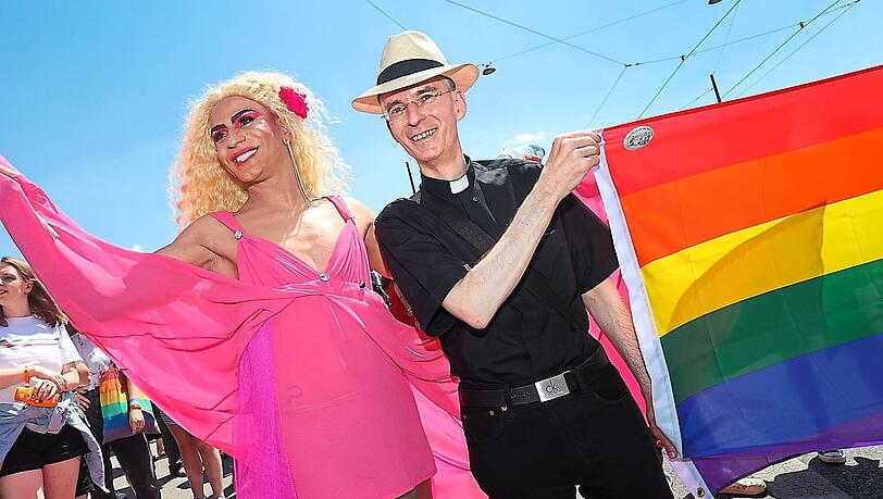 2022 hat der katholische Priester Wolfgang Rothe beim CSD teilgenommen. 2022 hat der katholische Priester Wolfgang Rothe beim CSD teilgenommen.