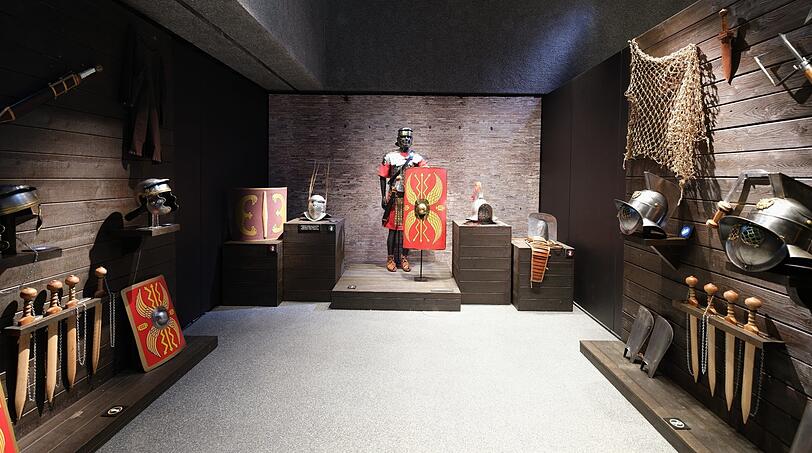 In der Archäologischen Staatssammlung darf man die eigene Muskelkraft ausprobieren und Helme oder Schilde stemmen.