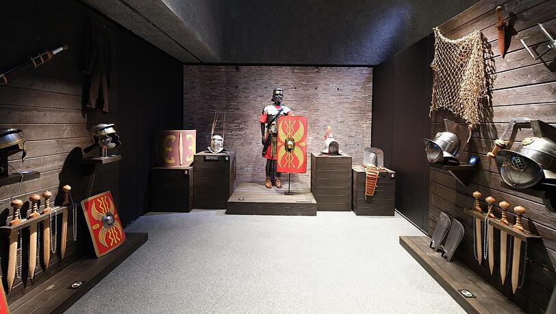 In der Archäologischen Staatssammlung darf man die eigene Muskelkraft ausprobieren und Helme oder Schilde stemmen.