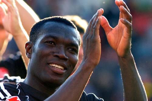 Blick nach oben: Isaac Boakye ist für die Aufstiegsfeier gut gerüstet.