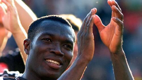 Blick nach oben: Isaac Boakye ist für die Aufstiegsfeier gut gerüstet. Blick nach oben: Isaac Boakye ist für die Aufstiegsfeier gut gerüstet.