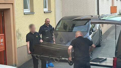 Nachdem ein Anwohner die Polizei alarmiert hatte, fanden die Beamten den Mann leblos in seiner Wohnung. (Archivbild)