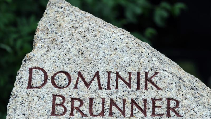 Der Grabstein von Dominik Brunner Der Grabstein von Dominik Brunner