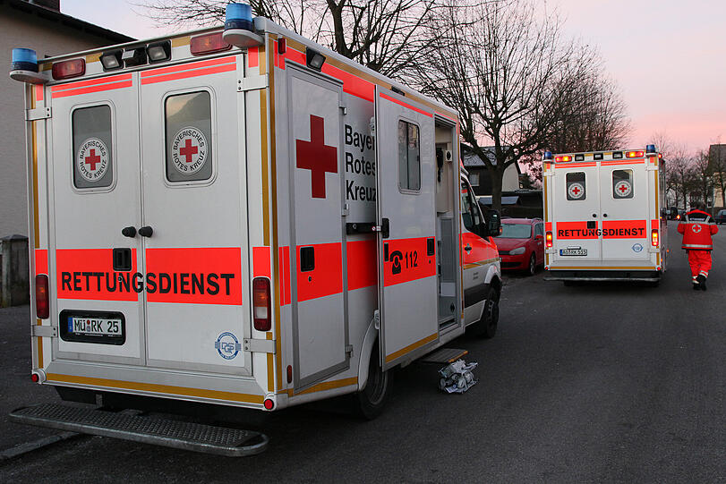 Was vom SLK übrig bleibt, ist ein Haufen verkokelter Schrott. Die Polizei geht davon aus, dass ein technischer Defekt den Garagenbrand in Töging im Landkreis Altötting verursacht hat.