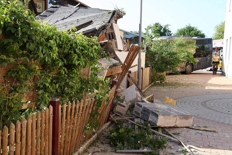 Ein Schulbus bricht durch einen Gartenzaun und verwüstet den Garten dahinter. Die irren Bilder.