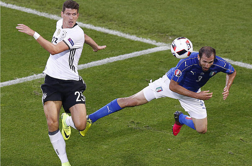 Mario Gomez: Note 2. Ließ sich mal von Chiellini im Zweikampf abkochen, behauptete andererseits auch sehr gut Bälle wie bei seiner Ablage auf Müller (54.) und vor allem als er das 1:0 durch einen Run über die linke Seite vorbereitete. Kämpferisch top. So richtig Mittelstürmer-like tauchte er vor Buffon auf, prallte dann aber mit Chiellini zusammen und musste nach 72 Minuten völlig entkräftet raus.