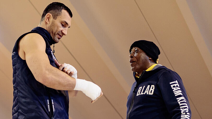 Beim Pressetraining in der Tennishalle seine Stamm-Hotels "Stanglwirt" gibt Wladimir Klitschko nur begrenzte Einblicke in seine Vorbereitung. Drei Runden Tatzenarbeit mit seinem amerikanischen Trainer Jonathon Banks, dazu eine Sparringsrunde mit dem 27-jährigen Ukrainer Viktor Vykhryst &ndash; einem von rund 15 Sparringspartnern, die ihm helfen sollen auf seinem Weg zurück auf den Schwergewichtsthron. Auffällig bei der 3-Minuten-Einheit ist, wie gut durchtrainiert Klitschko schon jetzt wirkt.