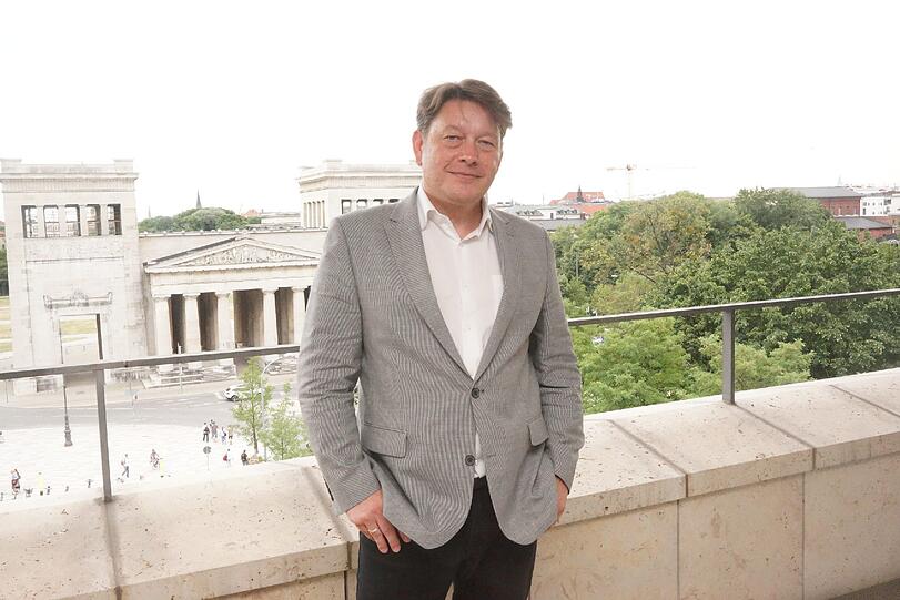 Er muss das 47.000 Quadratmeter große Haus vermieten: Hausverwalter Michael Sagstetter auf dem Balkon des ehemaligen Konferenzraums des Eon-Vorstands.