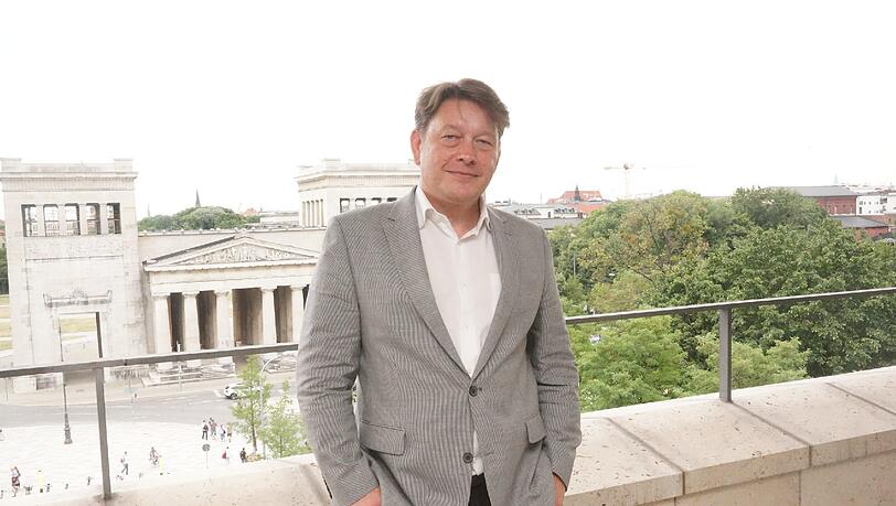Er muss das 47.000 Quadratmeter große Haus vermieten: Hausverwalter Michael Sagstetter auf dem Balkon des ehemaligen Konferenzraums des Eon-Vorstands. Er muss das 47.000 Quadratmeter große Haus vermieten: Hausverwalter Michael Sagstetter auf dem Balkon des ehemaligen Konferenzraums des Eon-Vorstands.