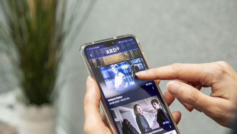ARD und ZDF verlinken wechselseitig ihre Livestreams und vernetzen zentrale Inhalte. ARD und ZDF verlinken wechselseitig ihre Livestreams und vernetzen zentrale Inhalte.