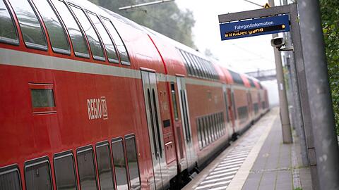 Das ab 1. Juni gültige 9-Euro-Ticket lässt in Bayern mit dem Regionalverkehr auch weite Reisen zu. (Symbolbild)